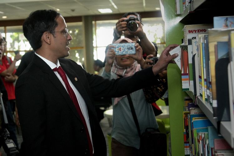 去る10月23日、大臣就任式を終えたナディム・マカリム教育文化相は同省図書館に足を運んだ